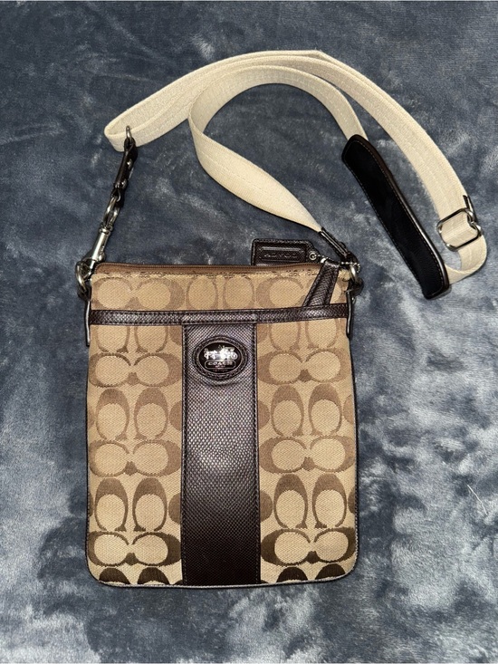 Coach Handbags - Coach Signature Crossbody Messenger Bag